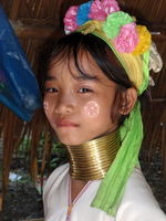 Desetiletá barmská dívka už taky nosí kruhy | Thailand - Chiang Mai - Atrakce - 7.8.2010